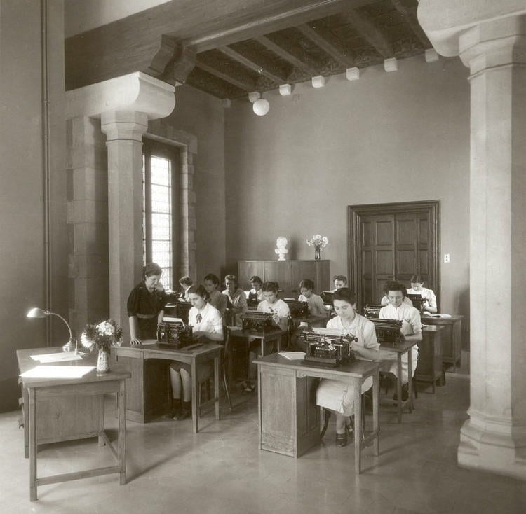Classe de mecanografia, c. 1945. Autoria desconeguda. Fons: Escola de la Dona (CAT AGDB R.3201)