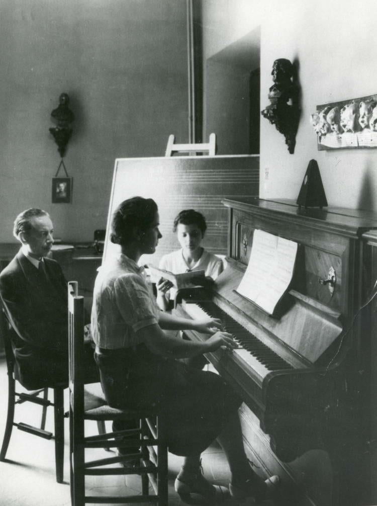 Classe de música, c. 1945. Autoria desconeguda. Fons: Escola de la Dona (CAT AGDB R.3193)