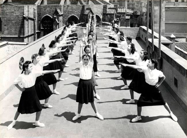 Exercicis de gimnàstica al terrat de l’Escola Professional per a la Dona, c. 1950. Autoria desconeguda. Fons: Diputació de Barcelona. (CAT AGDB R.8700)