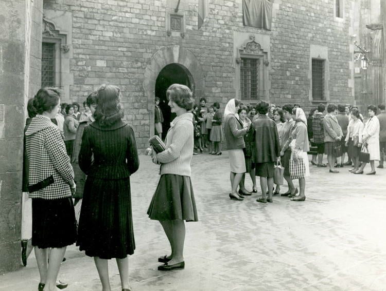 Escola Professional per a la Dona a la seu de la Casa dels Canonges, c.1960. Autoria desconeguda. Fons: Escola de la Dona. (CAT AGDB Maternitat-Cambra C-3)