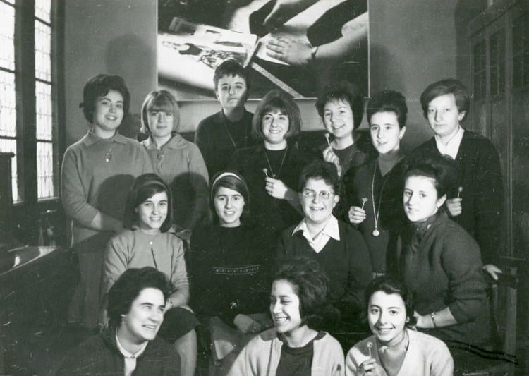 Alumnes de l’Escola Professional per a la Dona, 1963. Autoria desconeguda. Fons: Escola de la Dona. (CAT AGDB Maternitat-Cambra C-4)