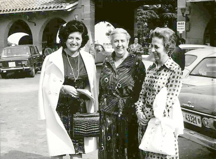 Montserrat Sindreu, al centre, amb dues alumnes de l’Escola Professional, 1975. Autoria desconeguda. Fons: Escola de la Dona. (CAT AGDB Maternitat-Cambra 4)