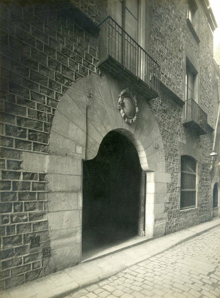 Façana de l’Institut de Cultura i Biblioteca Popular de la Dona, 1922. Autoria desconeguda. Fons: Institut de Cultura i Biblioteca Popular de la Dona. (CAT AGDB 1)