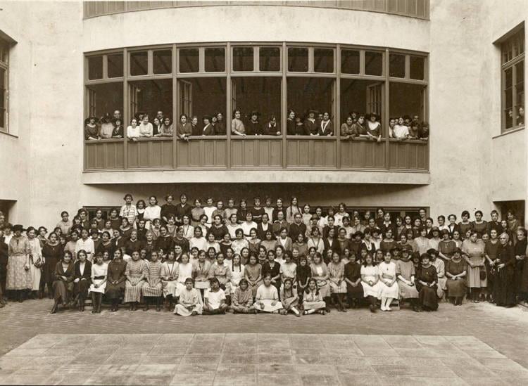 Alumnes i professores de l’Institut de Cultura i Biblioteca Popular de la Dona, 1922. Autoria desconeguda. Fons: Institut de Cultura i Biblioteca Popular de la Dona. (CAT AGDB 1)