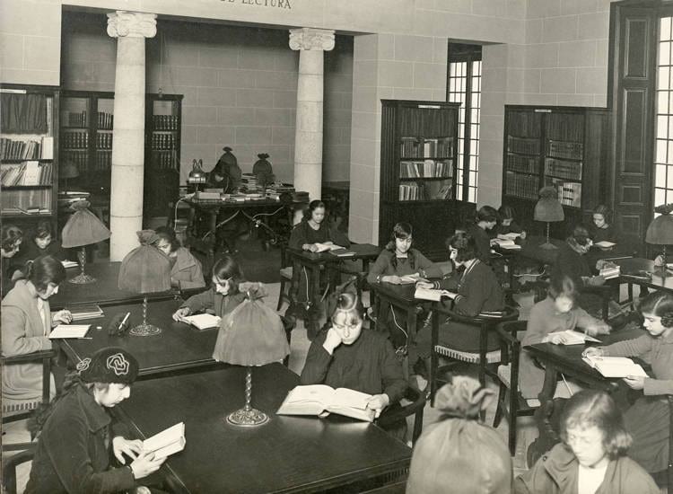 Sala de lectura de la Biblioteca, gener 1922. Autoria desconeguda. Fons: Institut de Cultura i Biblioteca Popular de la Dona. (CAT AGDB 1)