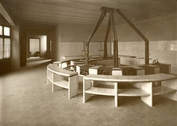 Laboratori de cuina, 1921. Autoria desconeguda. Fons: Institut de Cultura i Biblioteca Popular de la Dona. (CAT AGDB 1)