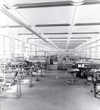 Sala de màquines. Nau Floris, c.1970. Autoria desconeguda. Fons: Diputació de Barcelona. (CAT AGDB R.22240)