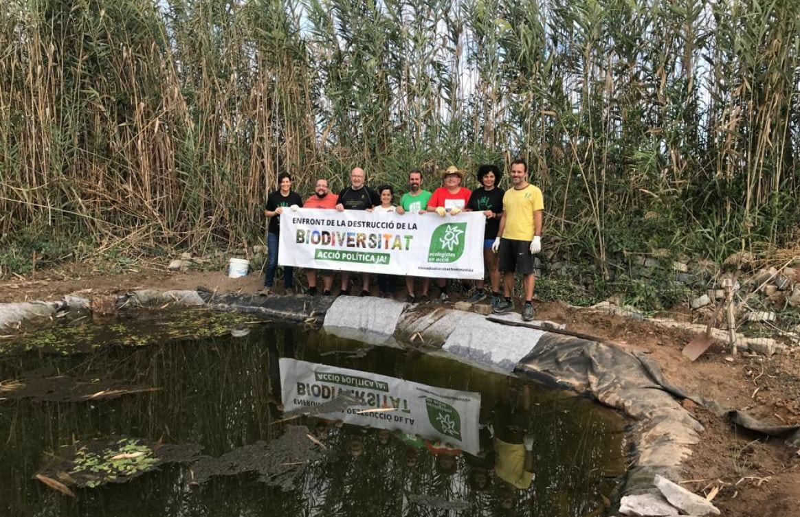 Creació i seguiment ambiental participatiu de basses per a amfibis a la zona agrícola del Delta del Llobregat Fotografia: participants del projecte amb la seva pancarta a la vora d'una bassa
